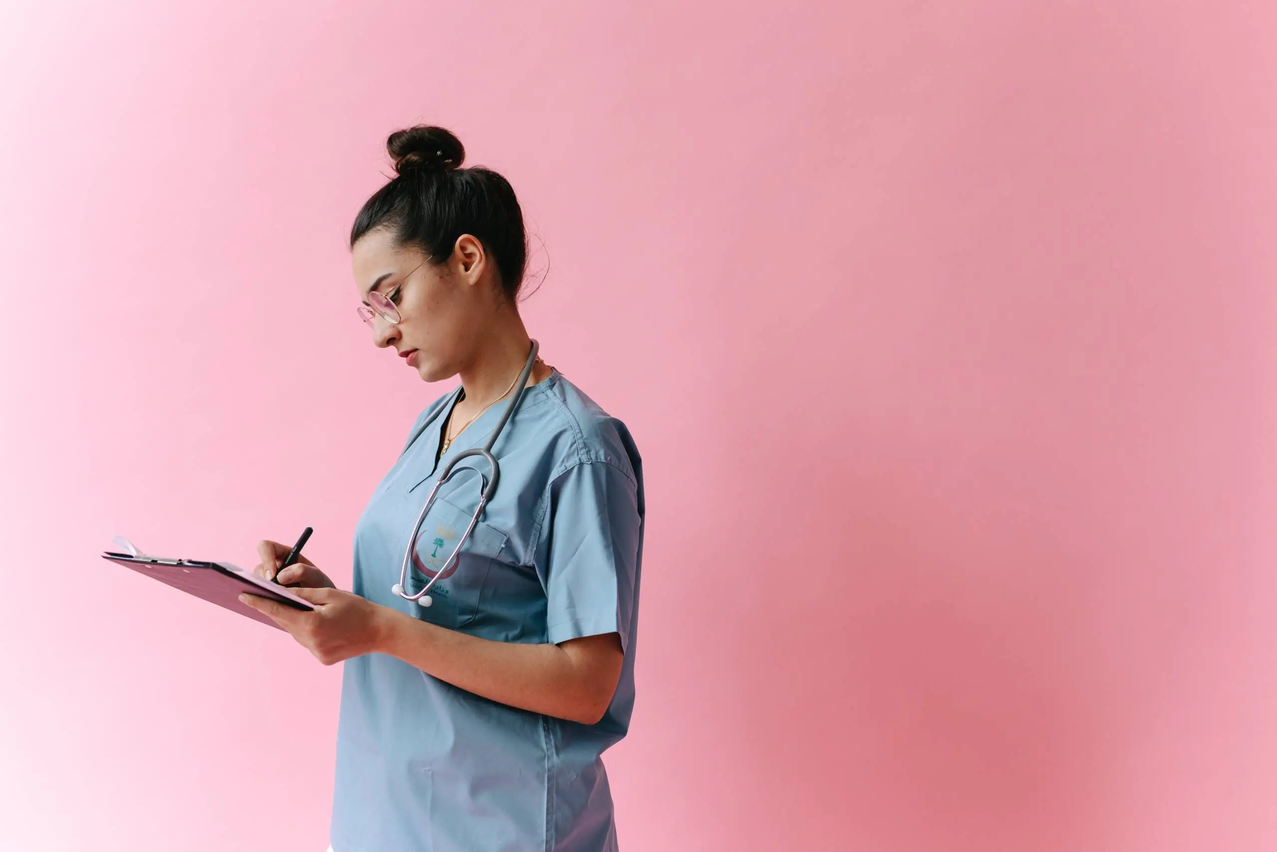¿Cuál es la diferencia entre Técnico en Cuidados Auxiliares de Enfermería y Auxiliar de Enfermería?